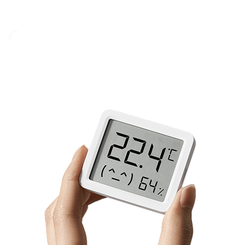 دماسنج و رطوبتسنج هوشمند شیائومی مدل Smart Temperature and Humidity Monitor 3 در دست کاربر برای نمایش ابعاد دستگاه و استیکرهای اموجی