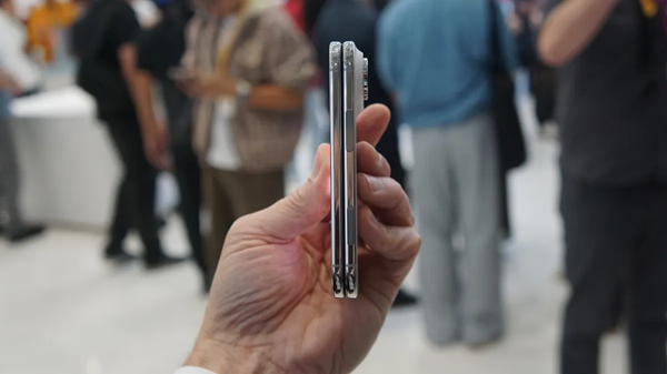 مقایسه آیفون Duo و گلکسی Z Fold8